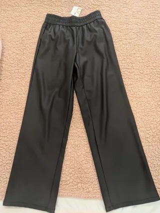 Pantalón negro efecto piel Only