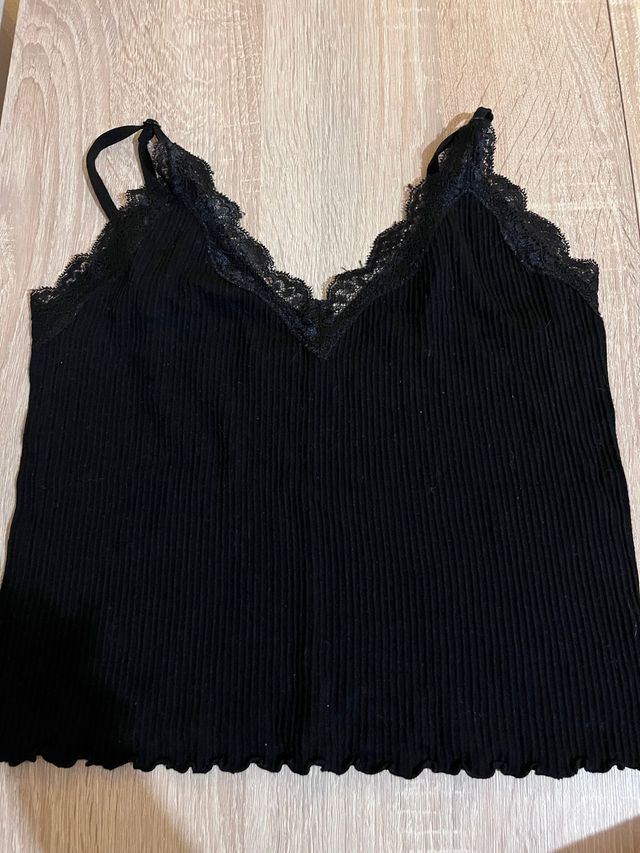 Top negro Stradivarius con encaje