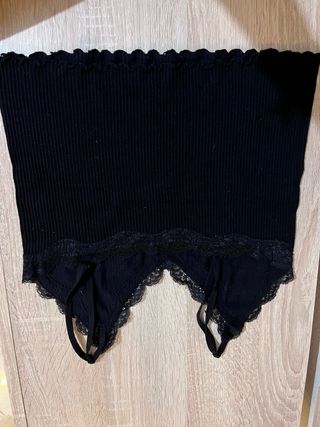 Top negro Stradivarius con encaje