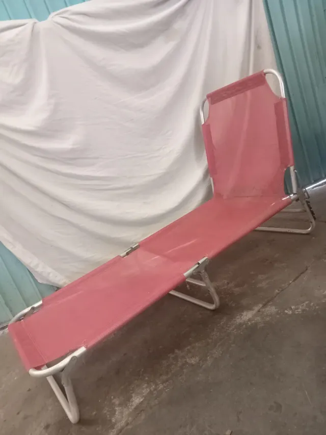 Lettino pieghevole rosa e argento