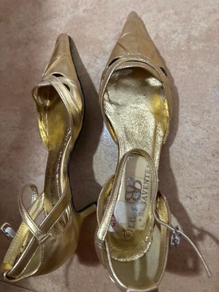 Tacones dorados talla 36