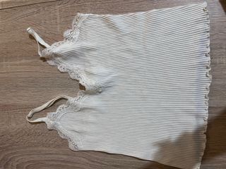 Top blanco Stradivarius con encaje