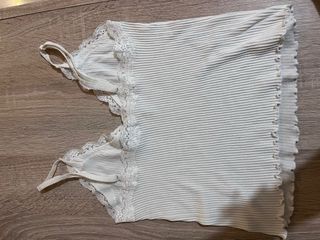 Top blanco Stradivarius con encaje