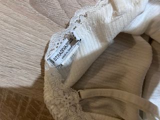 Top blanco Stradivarius con encaje