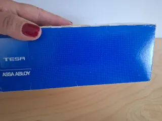 Pomo de puerta blanco con herrajes