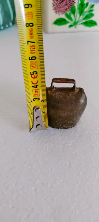 Campanella antica in metallo