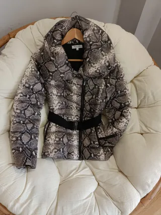 Abrigo plumífero estampado serpiente Morgan