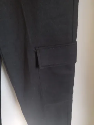 Pantalón cargo negro tejido grueso Mango talla 34