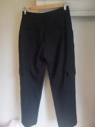 Pantalón cargo negro tejido grueso Mango talla 34