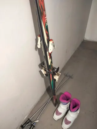 Esquís, botas y bastones de esquí