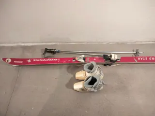 Esquís, botas y bastones de esquí