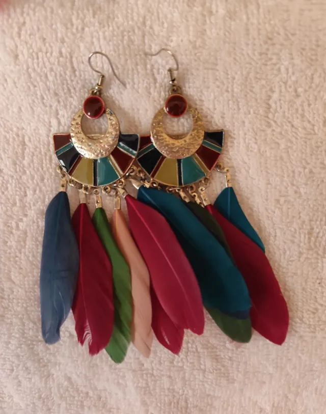 Pendientes largos de mujer con plumas