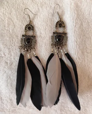 Pendientes largos de mujer con plumas