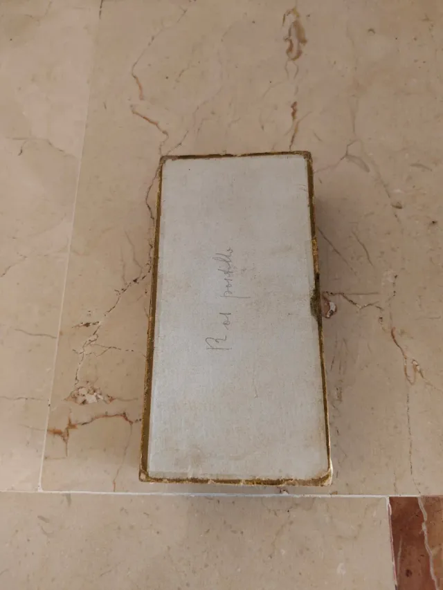 Cajita de cartón antigua Maderas de Oriente