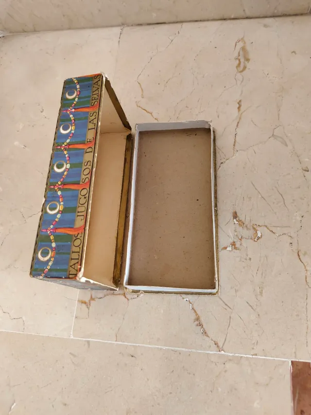 Cajita de cartón antigua Maderas de Oriente