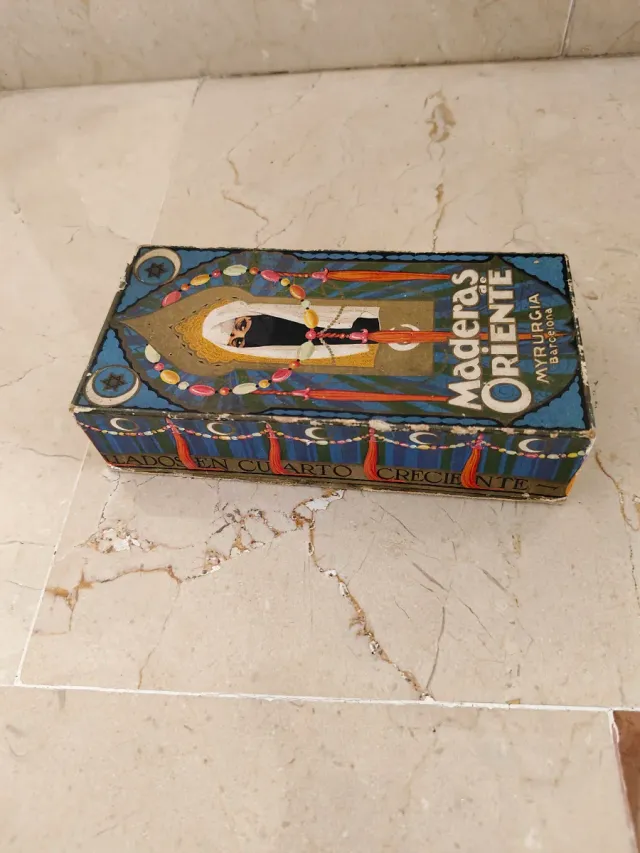 Cajita de cartón antigua Maderas de Oriente