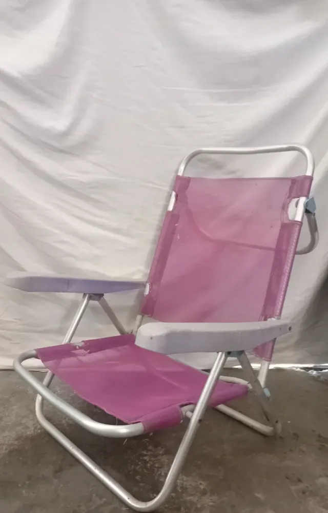 Sedia pieghevole rosa e grigia