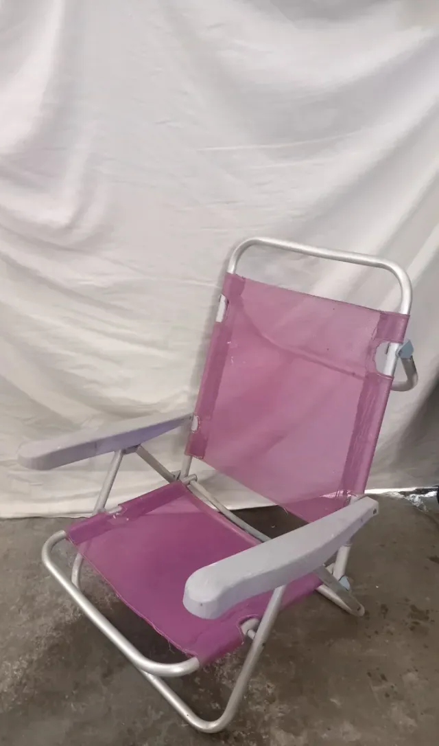 Sedia pieghevole rosa e grigia