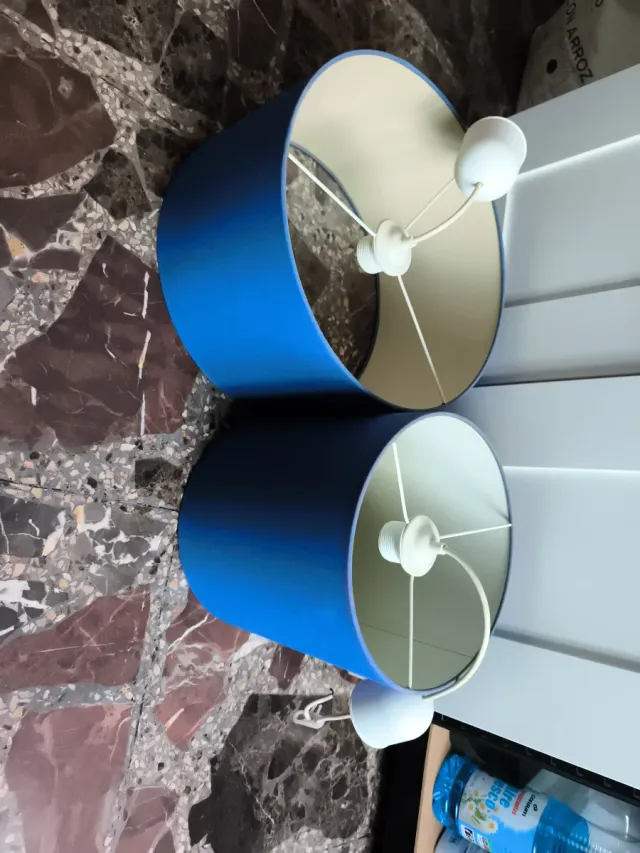 Lámparas de tela azul y blanco