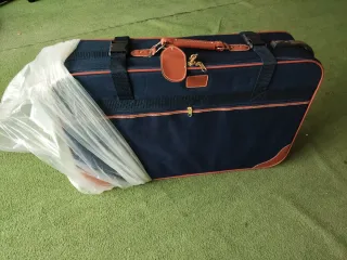 Maletas de viaje azul y marrón