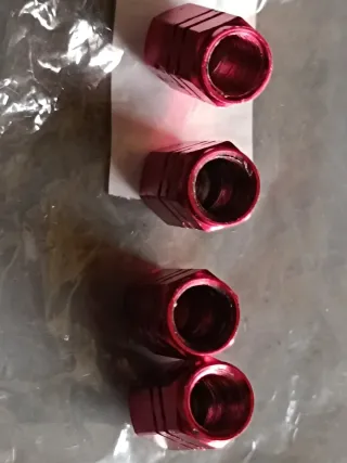 Tappi valvola ruote rossi