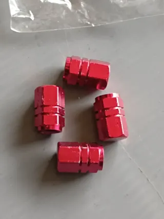 Tappi valvola ruote rossi