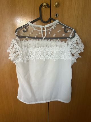 Camisa blanca con encaje y lunares
