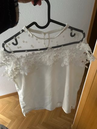 Camisa blanca con encaje y lunares