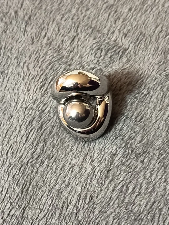 Anillo de acero plateado