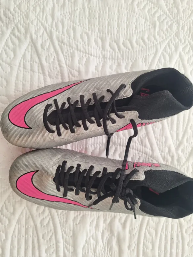 Botas de fútbol Nike plateadas y rosas
