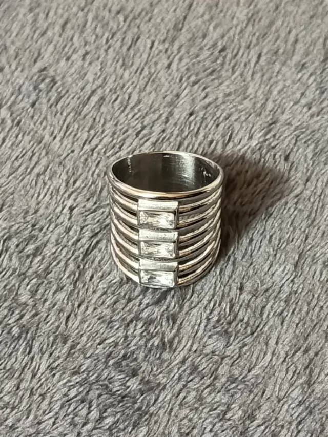 Anillo de acero con piedras