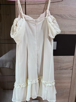 Vestido beige con volantes