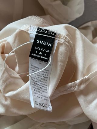 Vestido beige con volantes