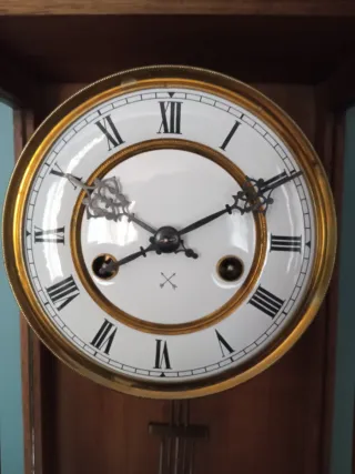 Reloj de pared antiguo de madera