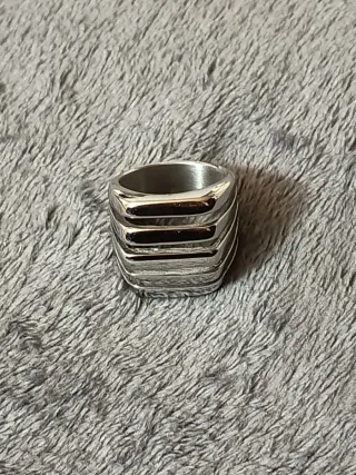 Anillo de acero plateado