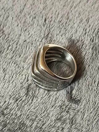 Anillo de acero plateado