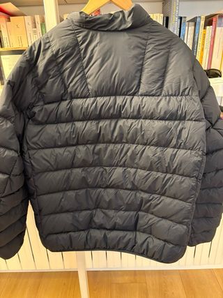 Chaqueta de plumas negra