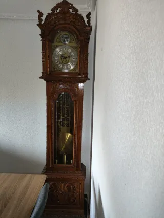 Reloj de pie antiguo de madera tallada