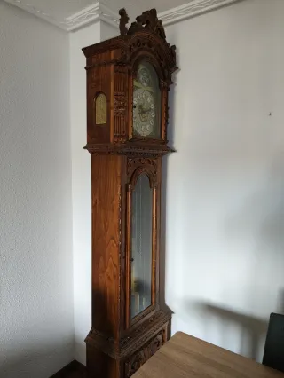 Reloj de pie antiguo de madera tallada