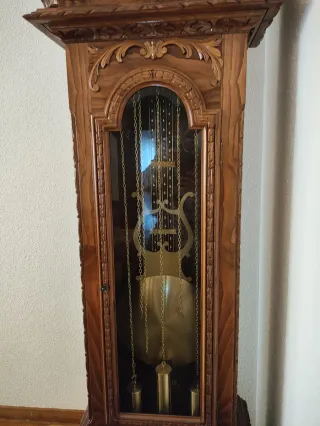 Reloj de pie antiguo de madera tallada