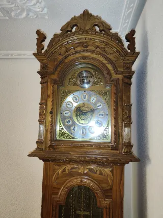 Reloj de pie antiguo de madera tallada