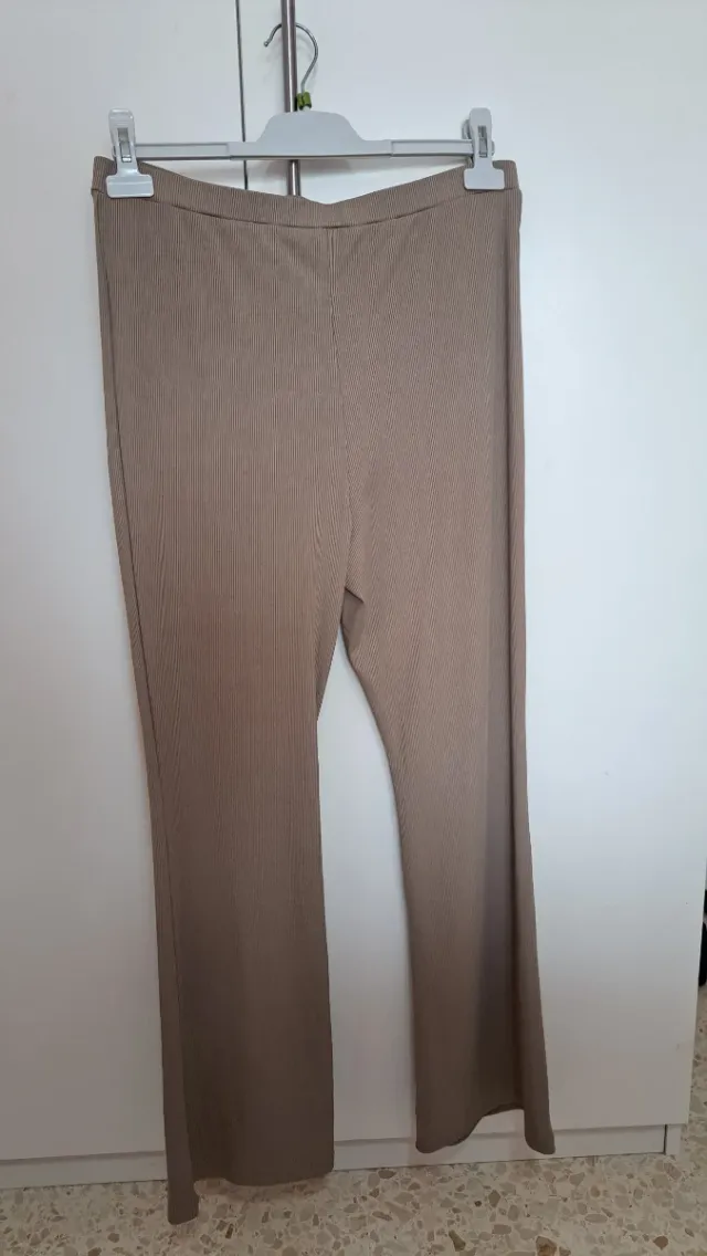 Pantalón elástico beige acanalado