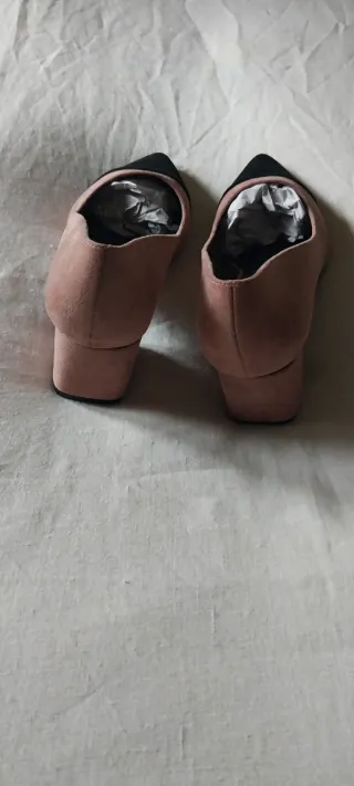 Zapatos de salón rosa y negro