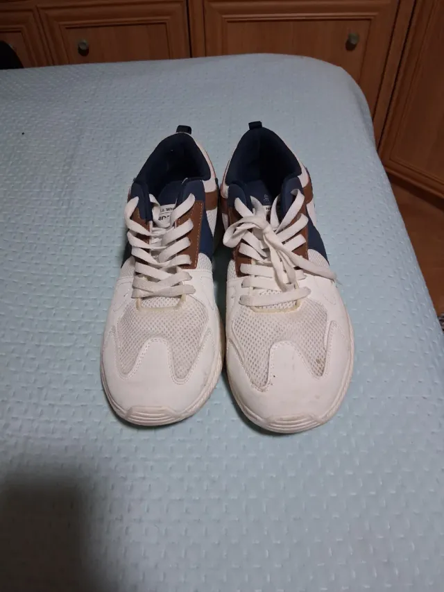 Zapatillas playeras blancas y azules