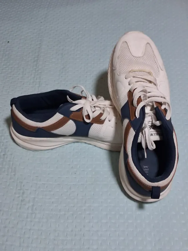Zapatillas playeras blancas y azules