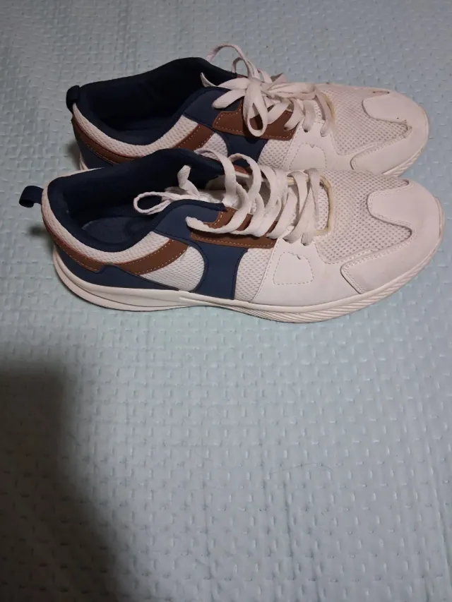 Zapatillas playeras blancas y azules