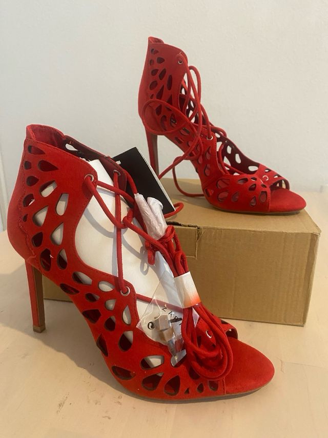 Zapatos de tacón Zara rojos