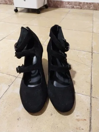 Zapatos de tacón negros con tiras