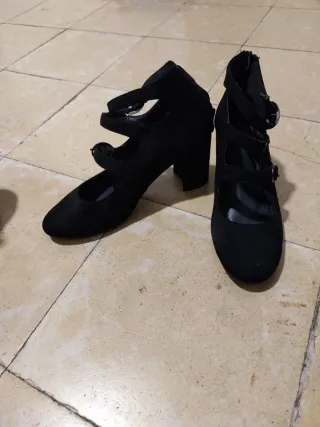 Zapatos de tacón negros con tiras