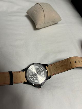 Reloj Swiss Military Hanowa Negro y Rojo